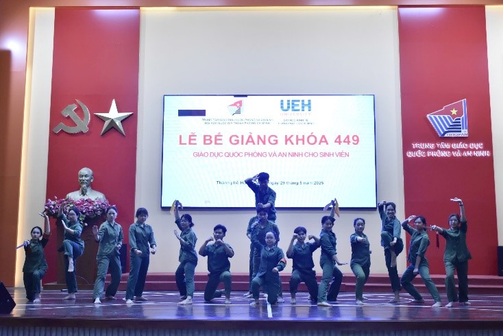 LỄ BẾ GIẢNG KHÓA 449 – GIÁO DỤC QUỐC PHÒNG VÀ AN NINH VỚI NGẬP TRÀN TINH THẦN