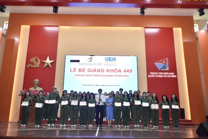 LỄ BẾ GIẢNG KHÓA 449 – GIÁO DỤC QUỐC PHÒNG VÀ AN NINH VỚI NGẬP TRÀN TINH THẦN