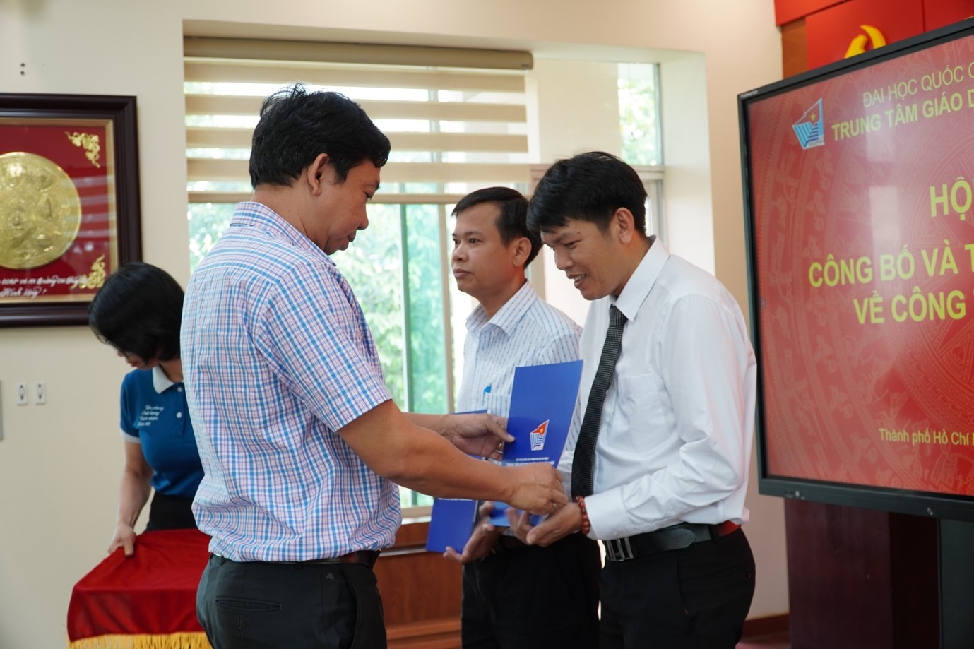 TRUNG TÂM GIÁO DỤC QUỐC PHÒNG VÀ AN NINH, ĐHQG-HCM TỔ CHỨC HỘI NGHỊ CÔNG BỐ VÀ TRAO QUYẾT ĐỊNH VỀ CÔNG TÁC NHÂN SỰ