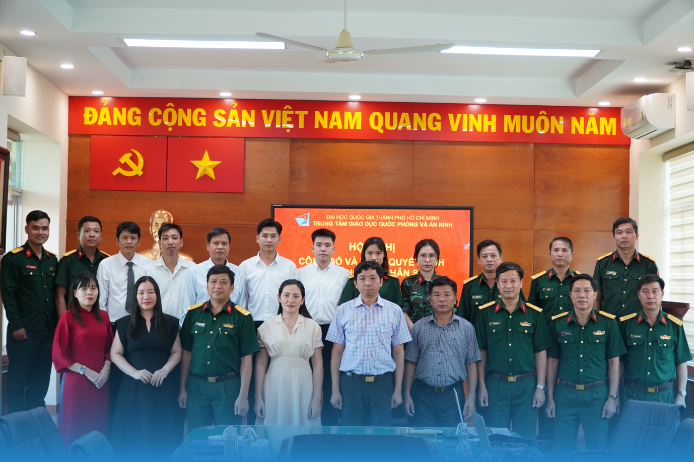 TRUNG TÂM GIÁO DỤC QUỐC PHÒNG VÀ AN NINH, ĐHQG-HCM TỔ CHỨC HỘI NGHỊ CÔNG BỐ VÀ TRAO QUYẾT ĐỊNH VỀ CÔNG TÁC NHÂN SỰ
