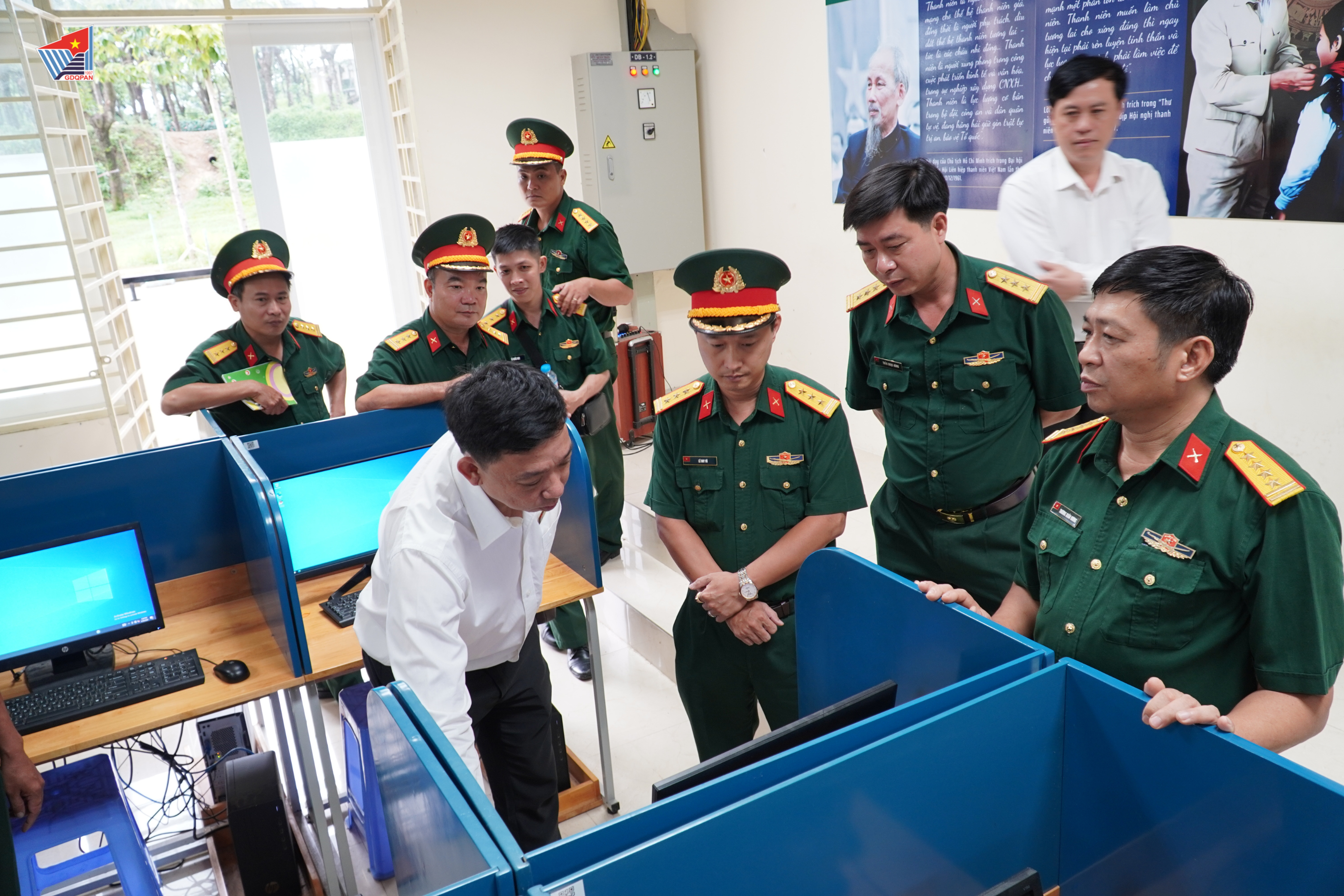 CHÀO MỪNG ĐOÀN CÔNG TÁC TRUNG TÂM GIÁO DỤC QUỐC PHÒNG VÀ AN NINH, TRƯỜNG QUÂN SỰ BỘ TƯ LỆNH THÀNH PHỐ HỒ CHÍ MINH ĐẾN THAM QUAN, HỌC TẬP KINH NGHIỆM TẠI TRUNG TÂM GIÁO DỤC QUỐC PHÒNG VÀ AN NINH, ĐHQG-HCM