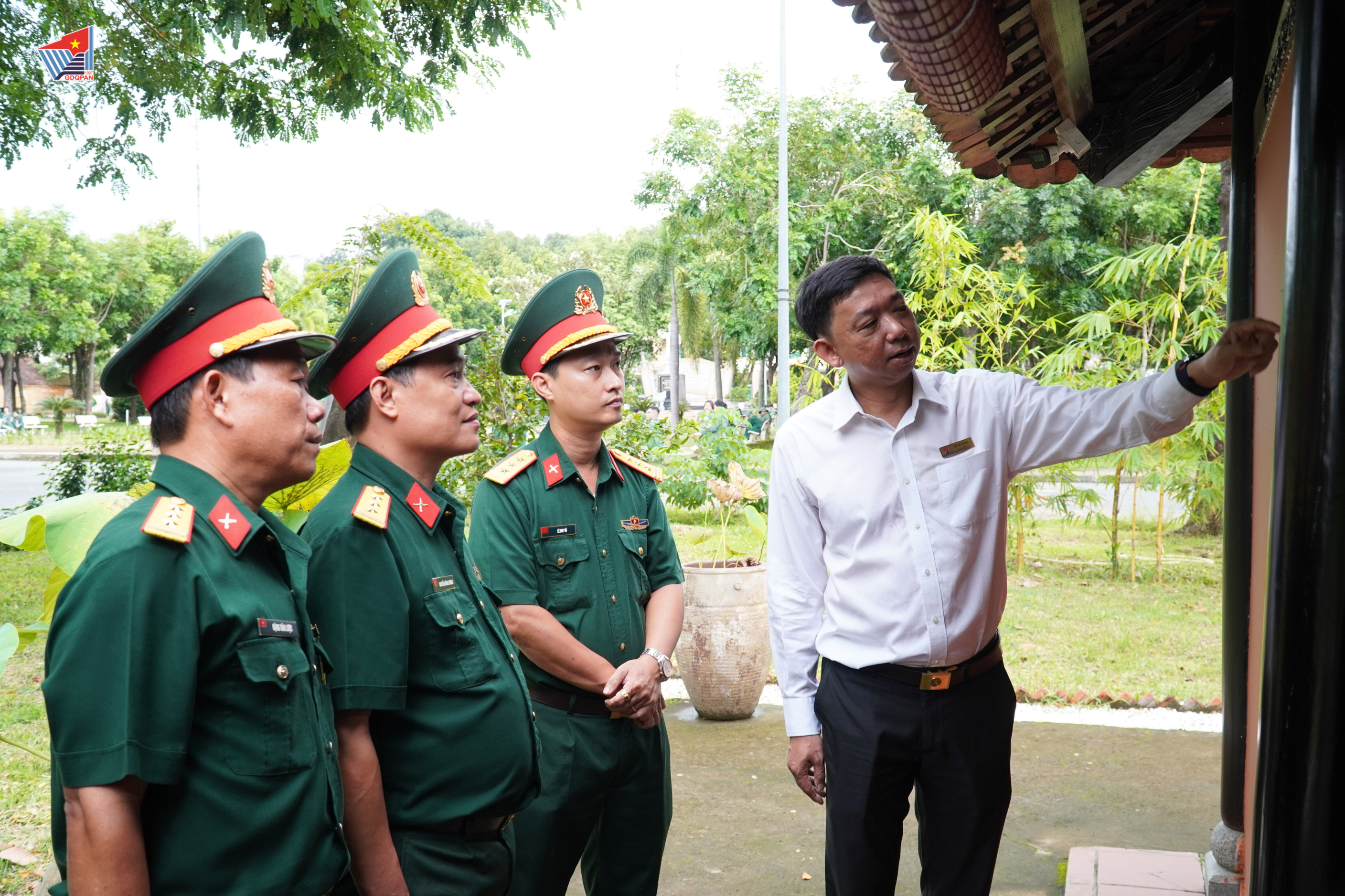 CHÀO MỪNG ĐOÀN CÔNG TÁC TRUNG TÂM GIÁO DỤC QUỐC PHÒNG VÀ AN NINH, TRƯỜNG QUÂN SỰ BỘ TƯ LỆNH THÀNH PHỐ HỒ CHÍ MINH ĐẾN THAM QUAN, HỌC TẬP KINH NGHIỆM TẠI TRUNG TÂM GIÁO DỤC QUỐC PHÒNG VÀ AN NINH, ĐHQG-HCM
