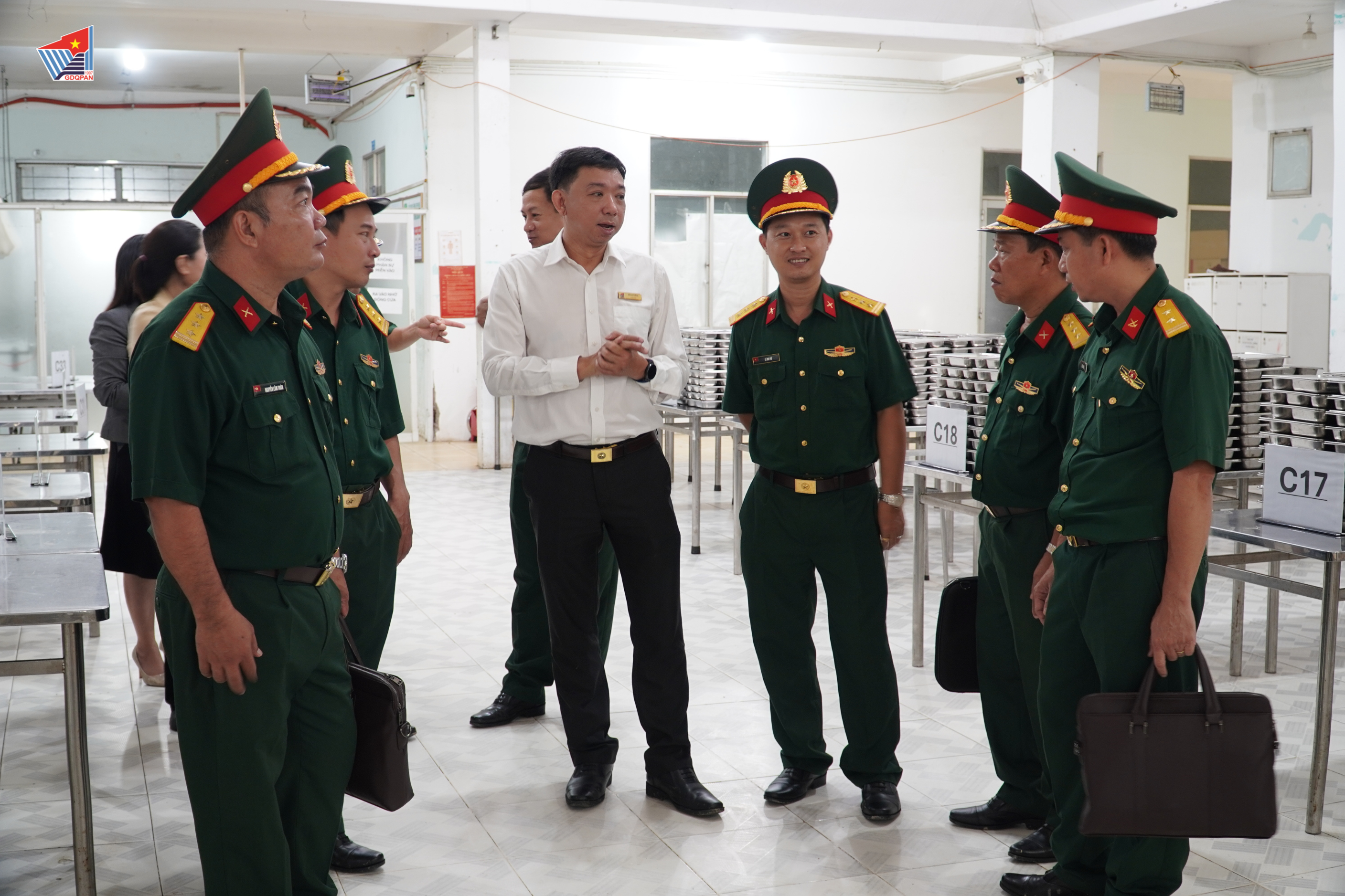 CHÀO MỪNG ĐOÀN CÔNG TÁC TRUNG TÂM GIÁO DỤC QUỐC PHÒNG VÀ AN NINH, TRƯỜNG QUÂN SỰ BỘ TƯ LỆNH THÀNH PHỐ HỒ CHÍ MINH ĐẾN THAM QUAN, HỌC TẬP KINH NGHIỆM TẠI TRUNG TÂM GIÁO DỤC QUỐC PHÒNG VÀ AN NINH, ĐHQG-HCM