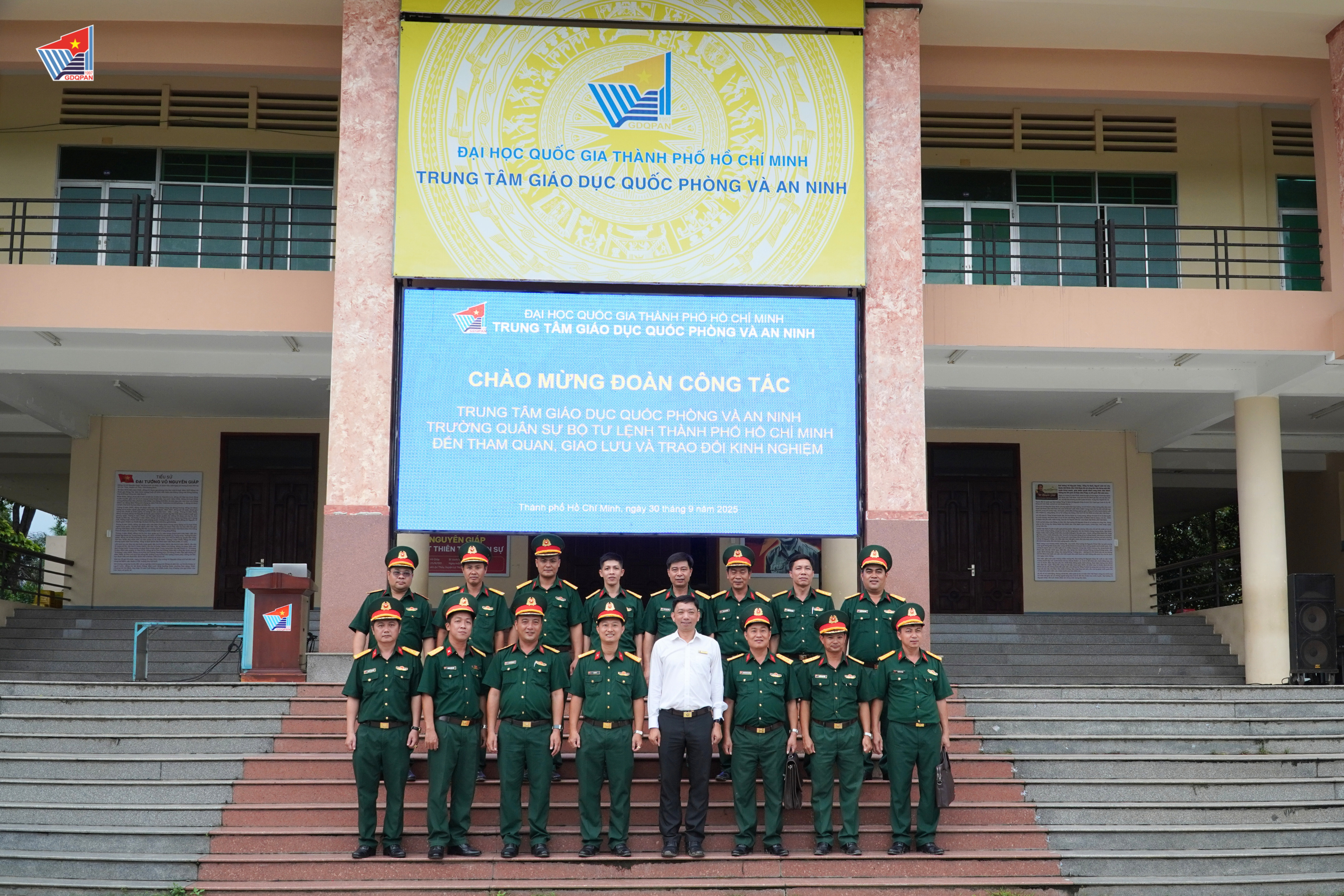 CHÀO MỪNG ĐOÀN CÔNG TÁC TRUNG TÂM GIÁO DỤC QUỐC PHÒNG VÀ AN NINH, TRƯỜNG QUÂN SỰ BỘ TƯ LỆNH THÀNH PHỐ HỒ CHÍ MINH ĐẾN THAM QUAN, HỌC TẬP KINH NGHIỆM TẠI TRUNG TÂM GIÁO DỤC QUỐC PHÒNG VÀ AN NINH, ĐHQG-HCM