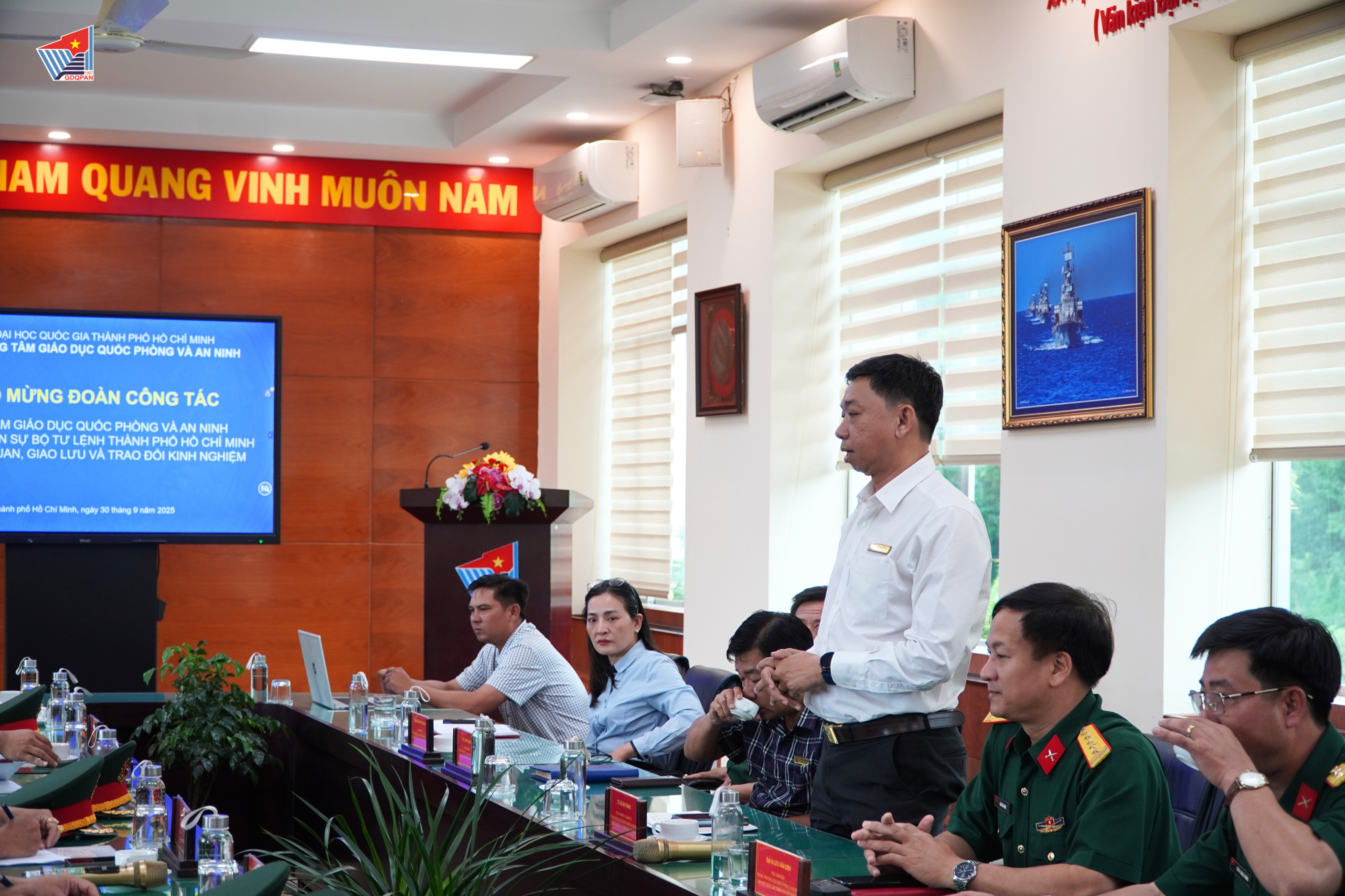 CHÀO MỪNG ĐOÀN CÔNG TÁC TRUNG TÂM GIÁO DỤC QUỐC PHÒNG VÀ AN NINH, TRƯỜNG QUÂN SỰ BỘ TƯ LỆNH THÀNH PHỐ HỒ CHÍ MINH ĐẾN THAM QUAN, HỌC TẬP KINH NGHIỆM TẠI TRUNG TÂM GIÁO DỤC QUỐC PHÒNG VÀ AN NINH, ĐHQG-HCM