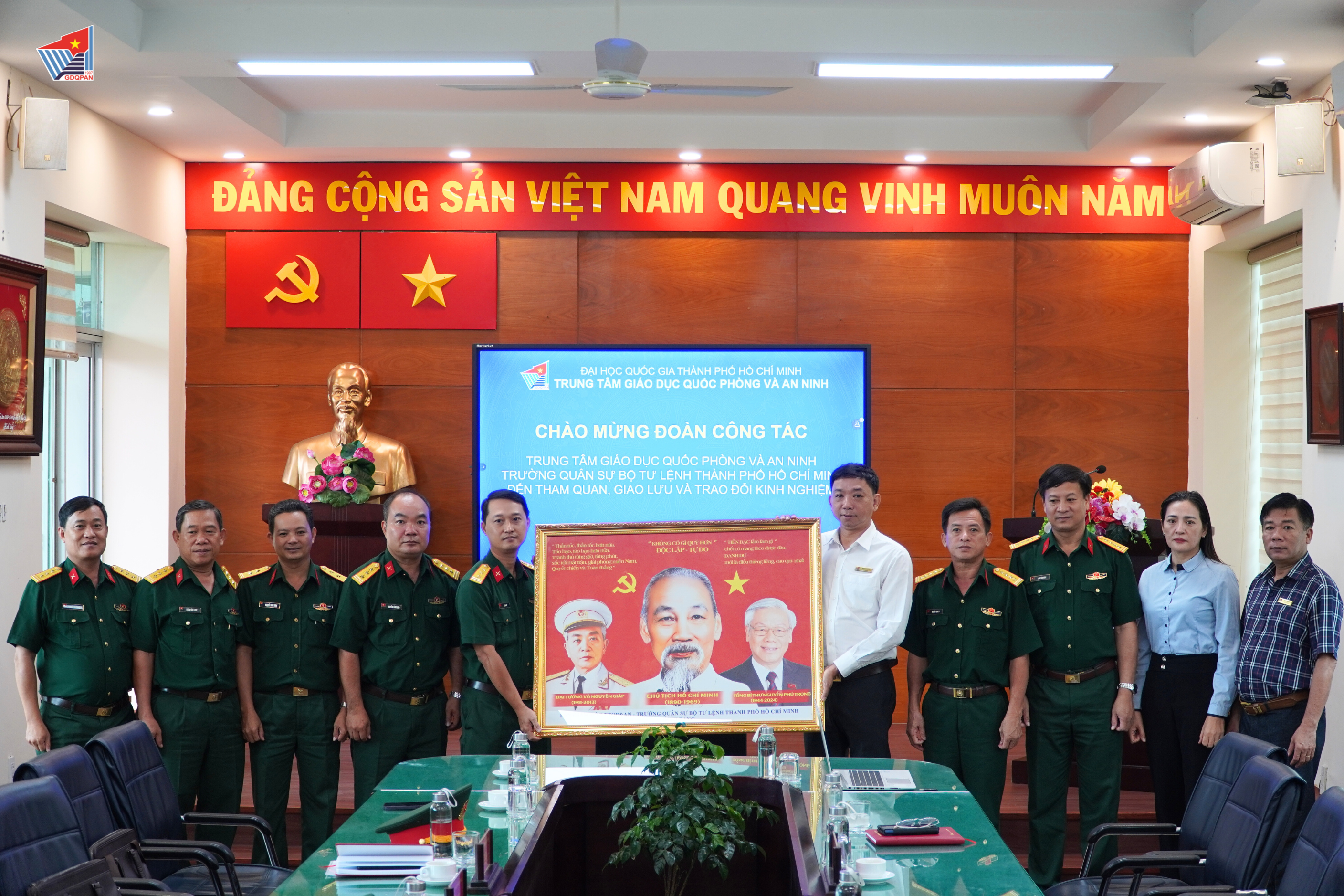 CHÀO MỪNG ĐOÀN CÔNG TÁC TRUNG TÂM GIÁO DỤC QUỐC PHÒNG VÀ AN NINH, TRƯỜNG QUÂN SỰ BỘ TƯ LỆNH THÀNH PHỐ HỒ CHÍ MINH ĐẾN THAM QUAN, HỌC TẬP KINH NGHIỆM TẠI TRUNG TÂM GIÁO DỤC QUỐC PHÒNG VÀ AN NINH, ĐHQG-HCM