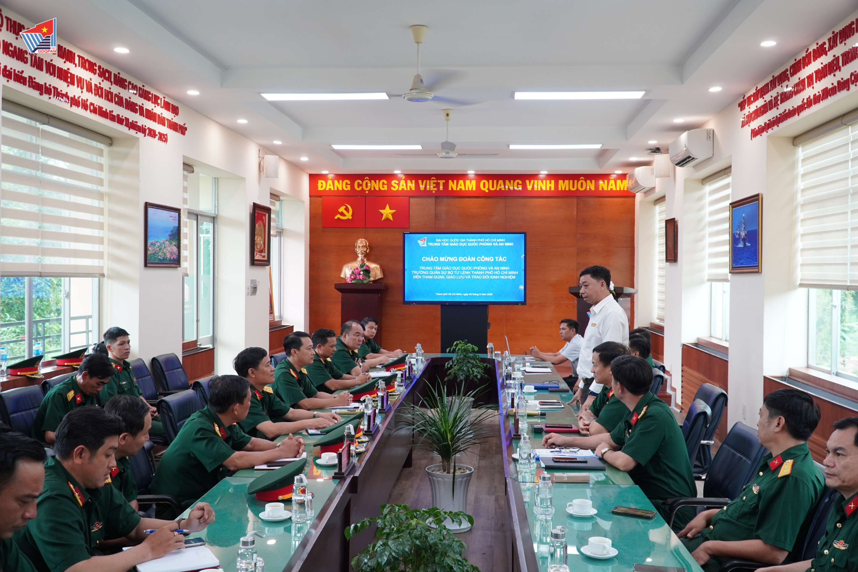 CHÀO MỪNG ĐOÀN CÔNG TÁC TRUNG TÂM GIÁO DỤC QUỐC PHÒNG VÀ AN NINH, TRƯỜNG QUÂN SỰ BỘ TƯ LỆNH THÀNH PHỐ HỒ CHÍ MINH ĐẾN THAM QUAN, HỌC TẬP KINH NGHIỆM TẠI TRUNG TÂM GIÁO DỤC QUỐC PHÒNG VÀ AN NINH, ĐHQG-HCM
